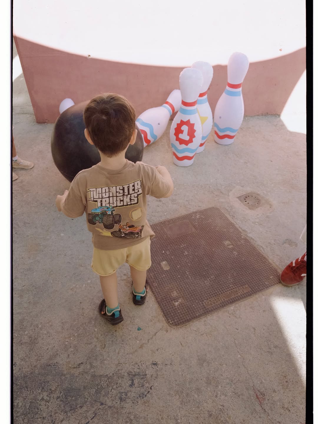 Un nen jugant a bitlles gegants